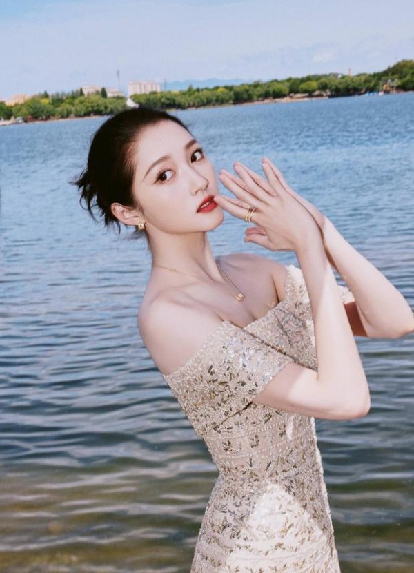 关晓彤抬手间尽显少女娇俏感。
