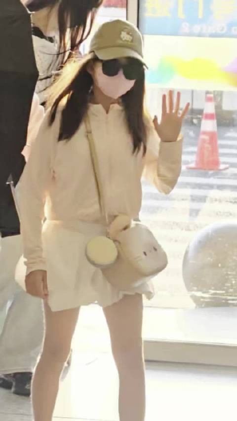 周杰伦昆凌大女儿Hathaway机场亮相与粉丝互动
