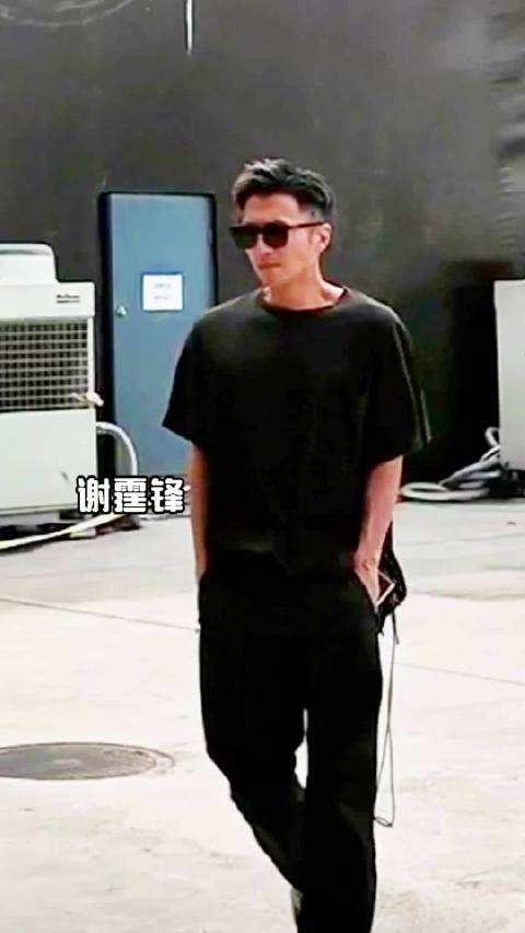 谢霆锋爱吃甜品还要买葱油粑粑,录节目也不耽误觅食
