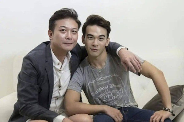 香港知名星二代公开承认欠债50万,一度落魄到去公厕洗澡,被传与母亲决裂