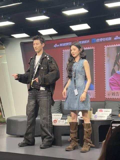 窦骁刘浩存新浪扫楼同框，适配度拉满