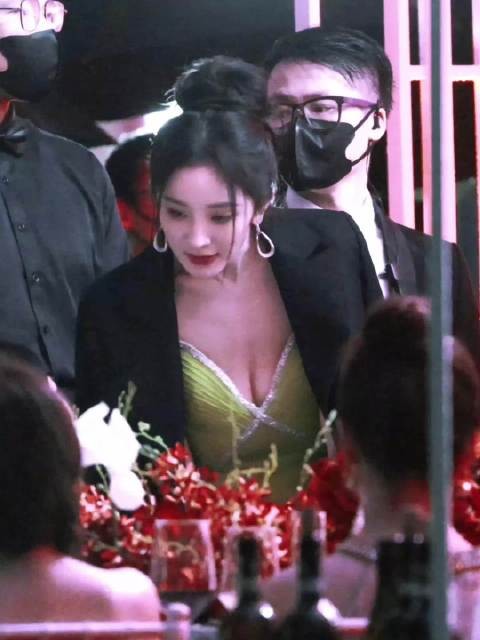 杨幂活动直拍 盘发能最大化把脸露出来，长的越好看盘发也就越美