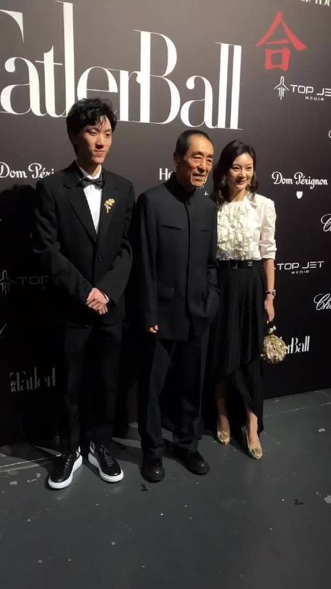 张艺谋陈婷出席二儿子耶鲁大学毕业典礼
