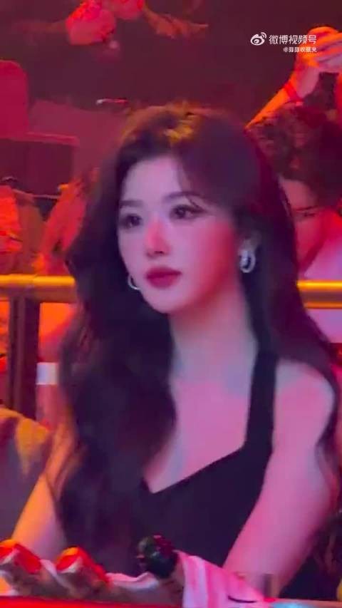 孔雪儿上海晚宴穿挂脖黑裙亮相,夜色衬显优雅身段