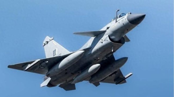 巴铁空战真相曝光!爱立眼指挥F-16,歼-10CE独自斩落敌机!