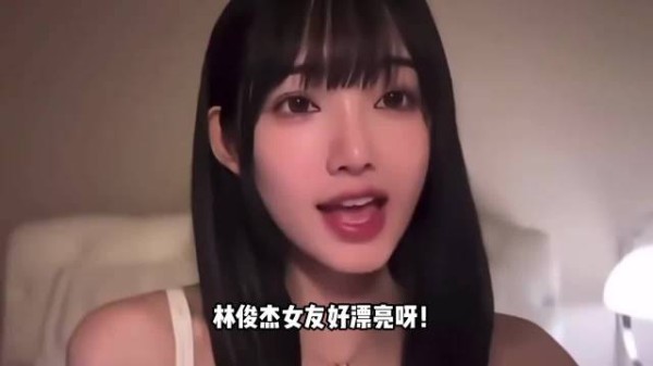 林俊杰晒与女友七七毕业合照,母亲佩戴应援手环出席