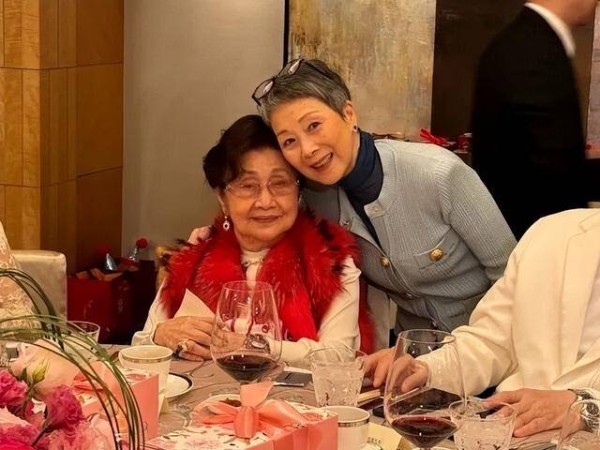 香港殿堂级女星为白雪仙贺寿现身，白发粉丝冒雨守候场面震撼