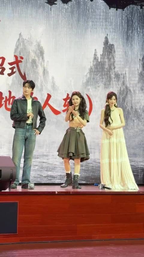 杨洋在章若楠旁边库库打了套军体拳 谁懂帅哥美女舞到面前的快乐