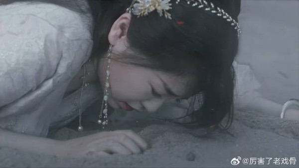 小兰花被海市主折磨 大强感同身受，一步步爬向小兰花！