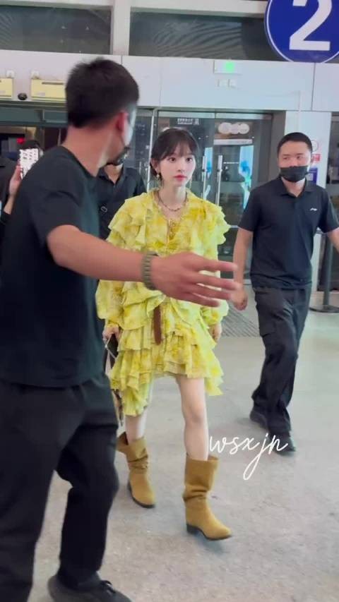 田曦薇出发新加坡机场路透,小田这个造型好明媚