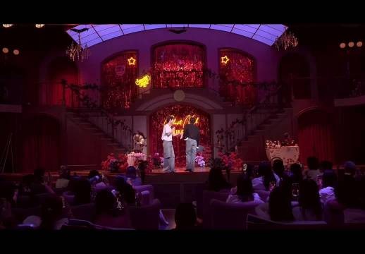 小鬼生日会看粉丝视频落泪