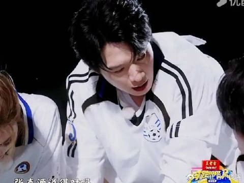 魏大勋孙千草坪探讨游戏方案展现团队领导力