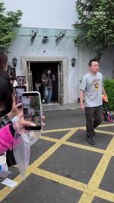鹿晗五哈6最后一次上班害羞，邓超暖心拍肩