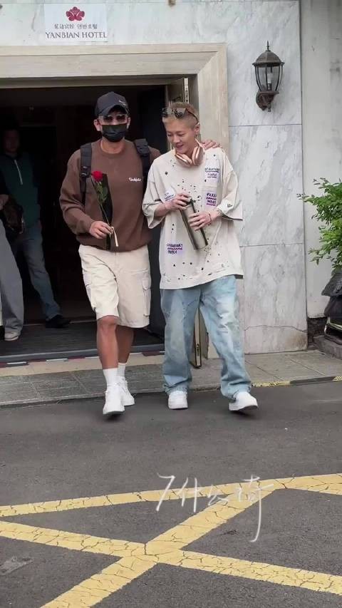 鹿晗看见人就开始拜，很有礼貌的小鹿
