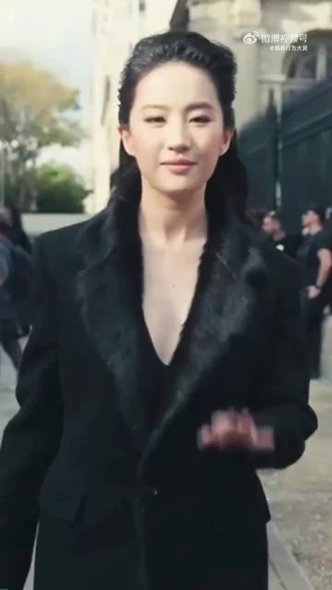 刘亦菲黑西装大背头造型亮相,超900天未进组仍slay全场