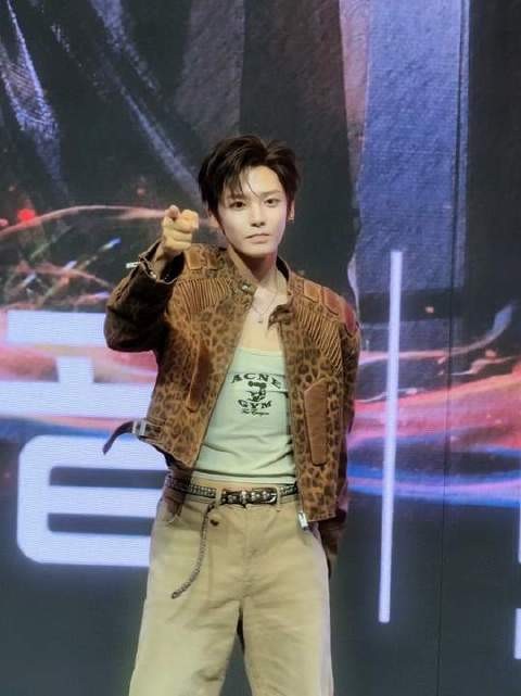 也是看上侯明昊跳舞了,这谁能不心动啊