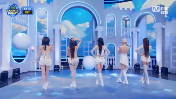 ITZY《Motto》初舞台 .