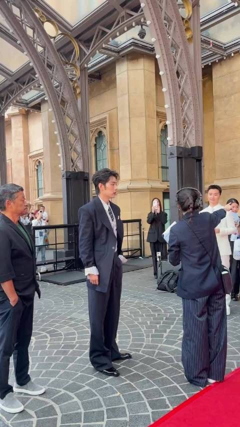 乖乖懂礼貌的听工作人员安排的影帝肖战