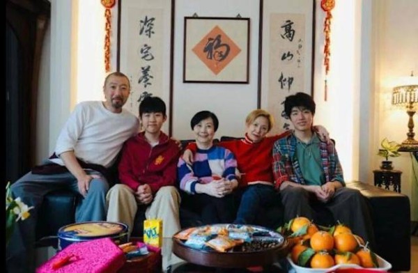 香港天后家庭合照曝光,两个儿子身高成焦点,回应儿子似宋仲基