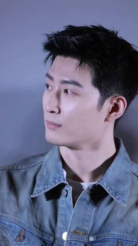 窦骁新剧饰演狂热追星站哥，为偶像豪掷千金