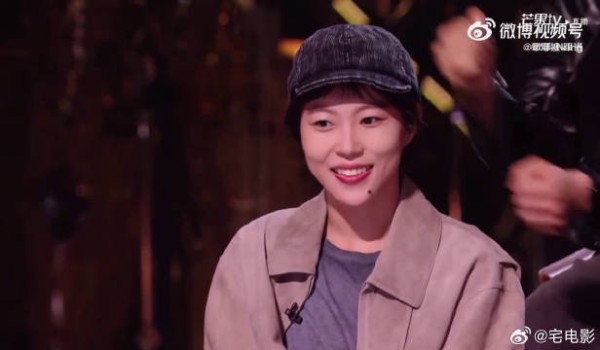 这次首发的彩排片段,能直观感受到她极具个人风格的演唱方式