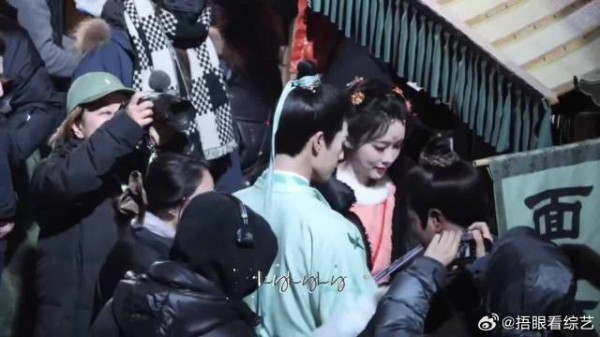 就乖乖站着等老婆拿面具比划