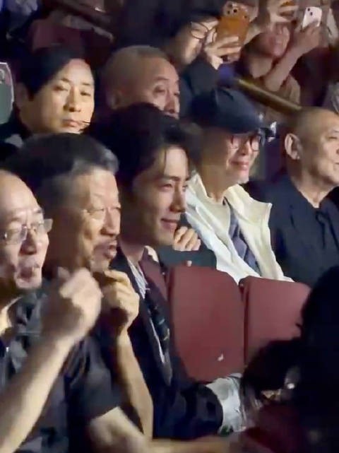 肖战现身引发粉丝尖叫,现场沸腾