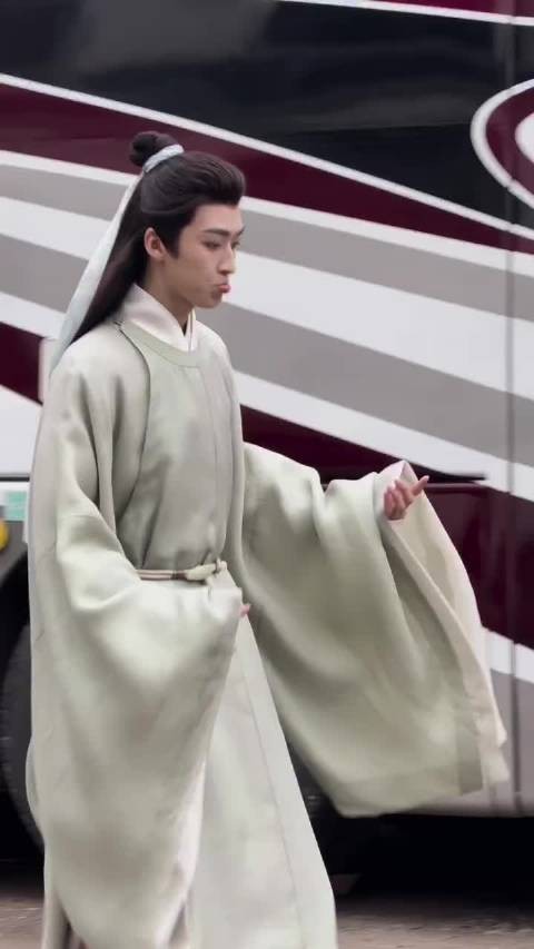 何洛洛《宝珠》片场路透来啦，你期待他在新剧里的表现吗？