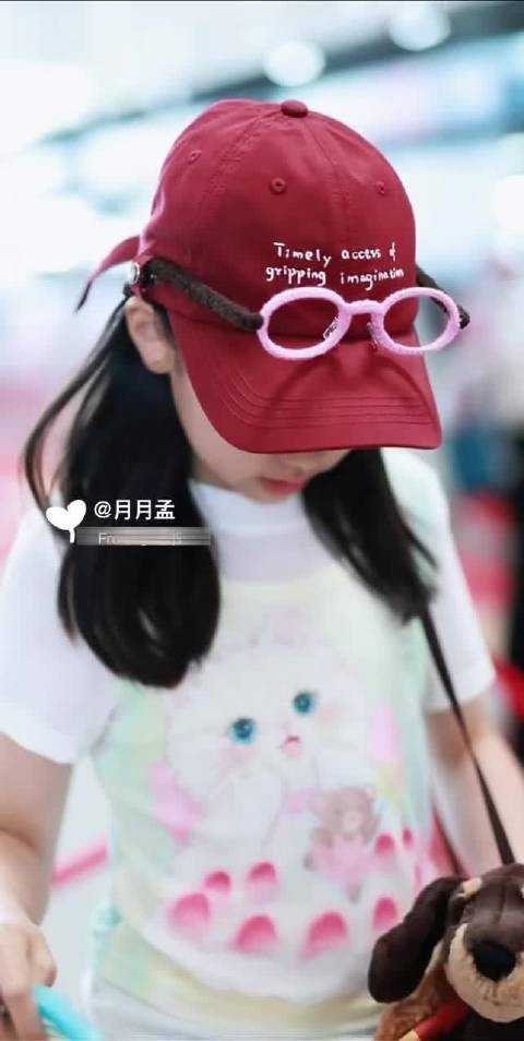 小酒窝背的小狗包是翟潇闻送的