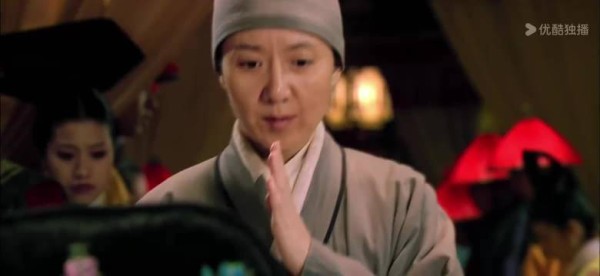 方媛侧脸鼻梁线条硬朗，五官立体感超固有认知