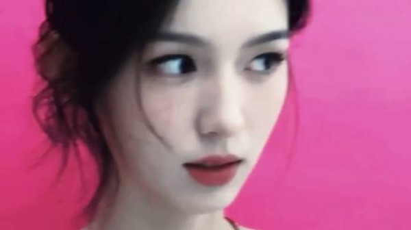 感受此女美貌冲击力