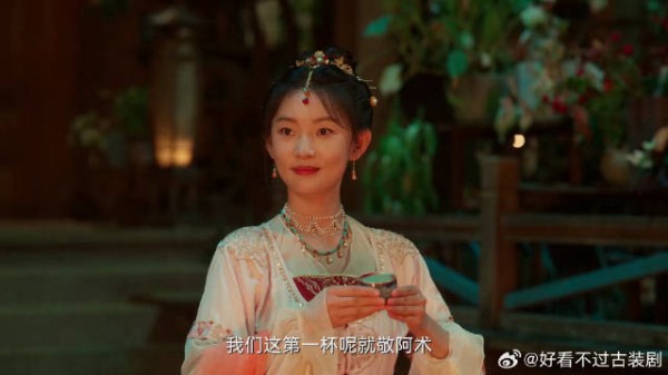 元莫没胆子表白阿术,馆主知道他害羞,提议酒后吐真言