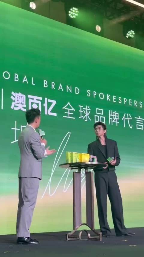 蔡徐坤被粉丝冲上台强抱,该女子边跑还边说坤坤我想你了!