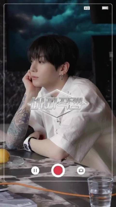 田柾国登HARPER BAZAAR KOREA展现清秀少年气