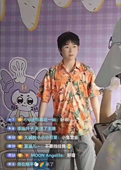 乖乖配合营业的久诚，萌萌哒拍照姿势