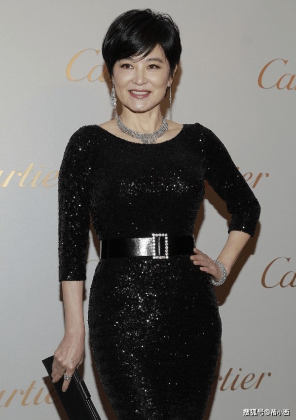 林青霞剪了超短发减龄20岁不止，一袭亮片连衣裙，完全没有大妈味