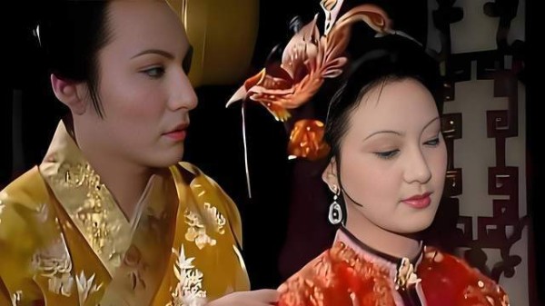 贾蓉与王熙凤的关系，为何会从暧昧转为背刺？一场豪门利益关系的死亡
