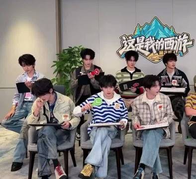 坐在一起比较好剪