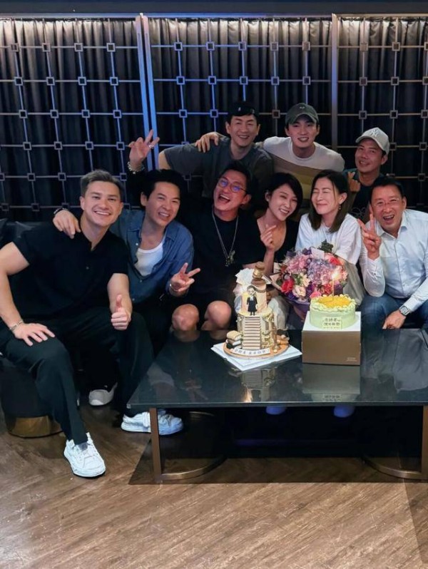 TVB视后提前庆祝生日，两代艺人齐聚，新生代小生同框成焦点