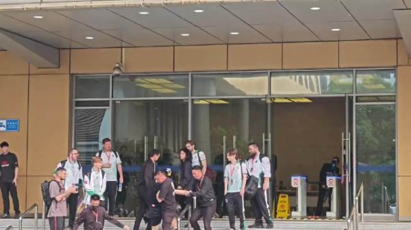 狂热粉丝冲脸Falcons队员未果被保安带走,zonic录像karrigan笑