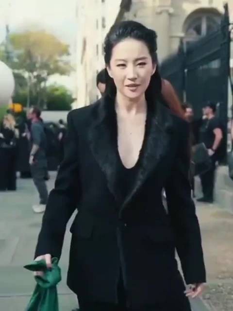 刘亦菲亮相LV大秀,果然内娱出去的女人,飒,独一份的气质!