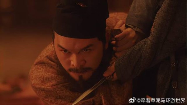 首领赶走下人后，想要行刺花鸟使，却被人手下一招制服