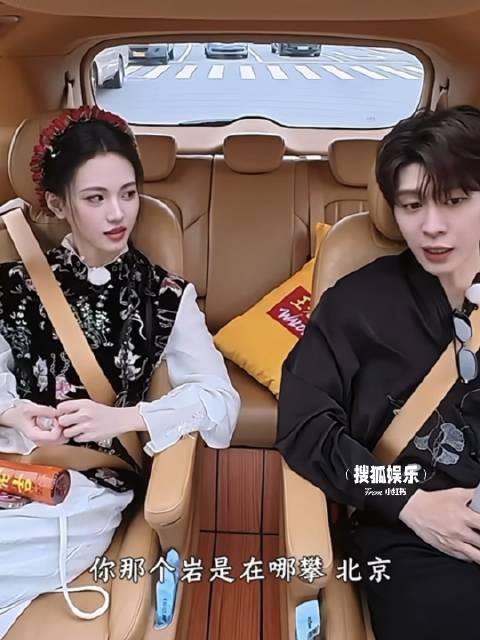 范丞丞与沈羽洁携手亮相《奔跑吧》现场