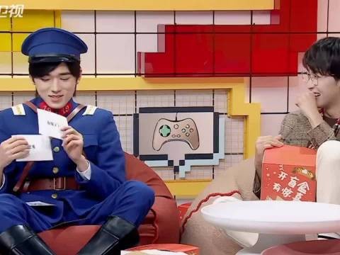 宋亚轩童年爱看成龙历险记,现场模仿老爹神态