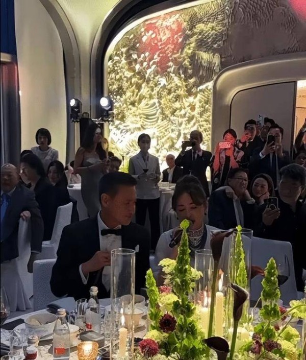恭喜！香港“冻龄女神”儿子结婚，星光熠熠，与张学友深情合唱