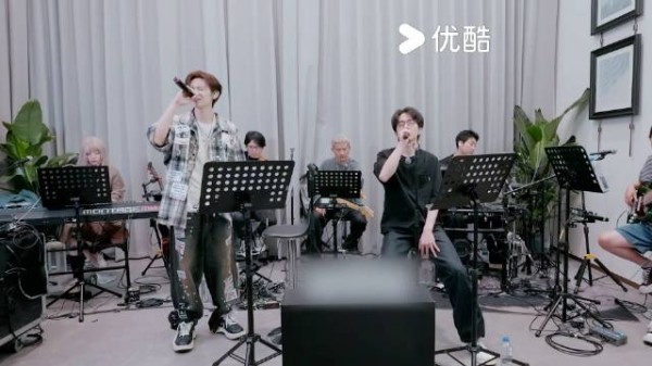 小鬼张新成练习室合唱，歌声直击孤独心事