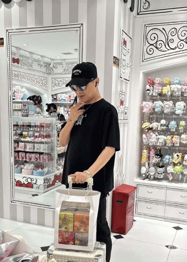 萧山机场偶遇汪峰给女儿挑礼物,这细节也太暖了吧!