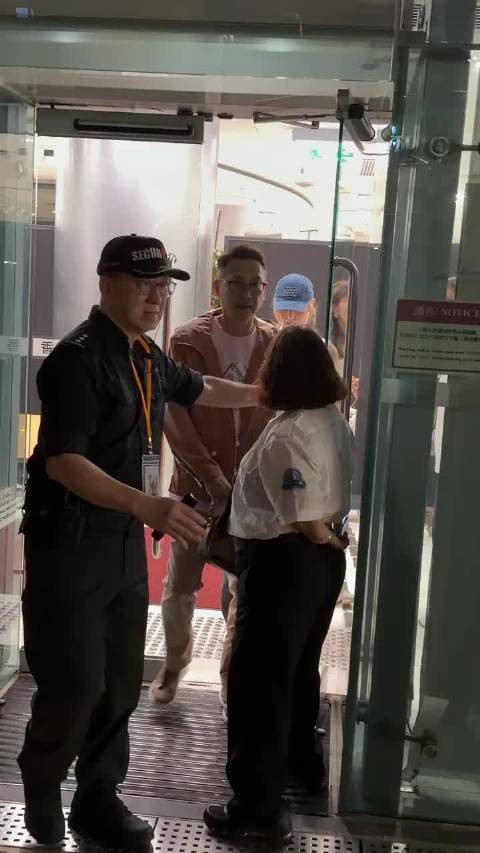 李嘉欣许晋亨出席晚宴,深V露背装显消瘦
