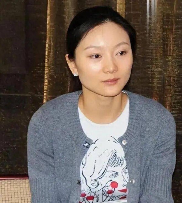 只想同甘不愿共苦? 张艺谋身体亮红灯4月,陈婷摘除妻子身份认证