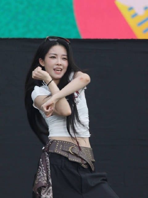 我们喻言怎么胳膊上好大一块伤 姐姐好好还跳了两遍随舞